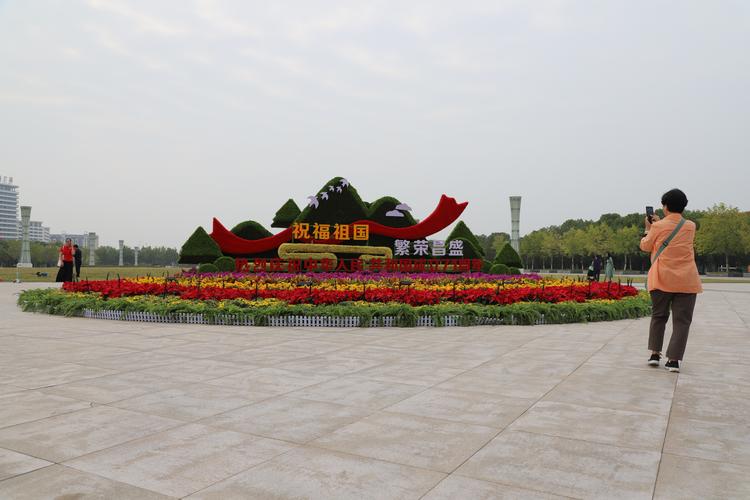 市住建局园林绿化中心 营造景观助“创文” 扮靓城市迎“双节”